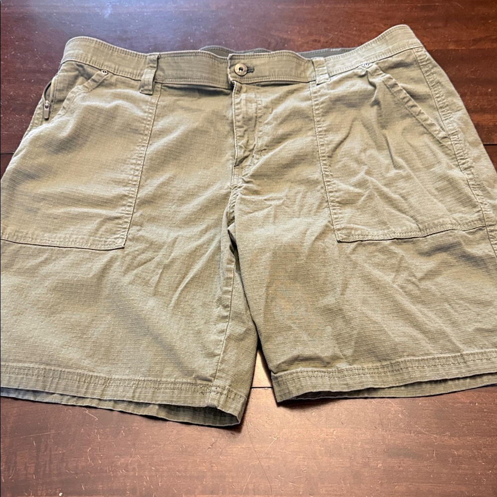 Men's Casual military green Shorts. Size 38. Inseam 9. Good used condition